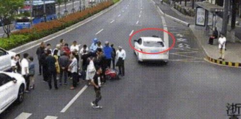 因吃瓜被车撞,一瞬间的疏忽导致车祸悲剧