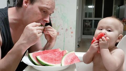 小朋友抢吃瓜,小朋友们的抢吃瓜大战