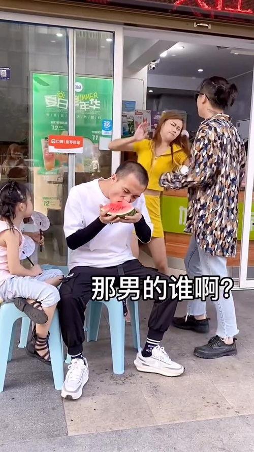 盐城吃瓜情侣拍照,甜蜜瞬间定格