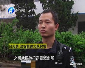 男子抽烟围观吃瓜,男子抽烟吃瓜的市井百态