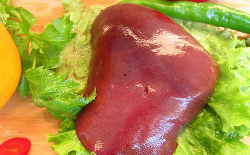 猪吃伊丽莎白瓜,田园生活乐趣无穷